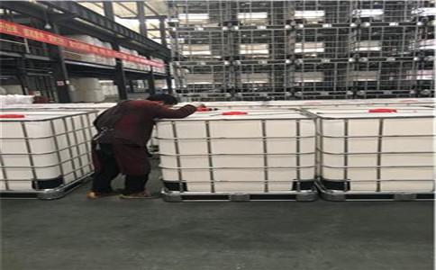 實(shí)拍員工裝噸桶螺絲