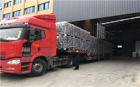 黑色噸桶裝車運送